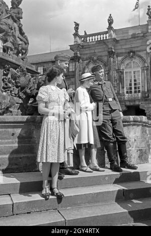Soldaten der Luftwaffe und der deutschen Kriegsmarine auf Urlaub mit Damen à Bayreuth, Deutschland 1940 er Jahre. Le soldat de l'armée allemande et la marine en permission avec les dames à Bayreuth, Allemagne 1940. Banque D'Images