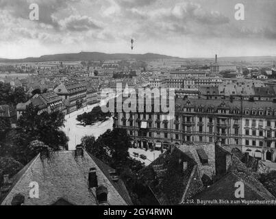 Cette photo des années 1890 montre la vue de la tour du château dans la vieille ville de Bayreuth vers le Richard Wagner Festival Theatre sur la colline verte.Entre Opernstraße, Luitpoldplatz et Bahnhofstraße.En arrière-plan à gauche se trouve le Siegesturm sur la Hohe Warte.[traduction automatique] Banque D'Images