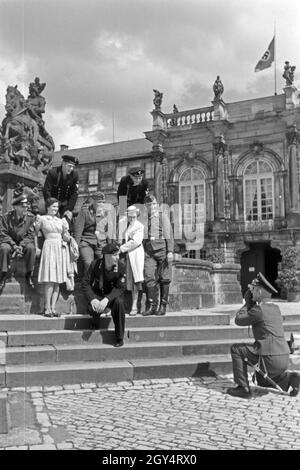 Soldaten der Luftwaffe und der deutschen Kriegsmarine auf Urlaub mit Damen à Bayreuth, Deutschland 1940 er Jahre. Le soldat de l'armée allemande et la marine en permission avec les dames à Bayreuth, Allemagne 1940. Banque D'Images