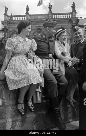 Soldaten der Luftwaffe und der deutschen Kriegsmarine auf Urlaub mit Damen à Bayreuth, Deutschland 1940 er Jahre. Le soldat de l'armée allemande et la marine en permission avec les dames à Bayreuth, Allemagne 1940. Banque D'Images