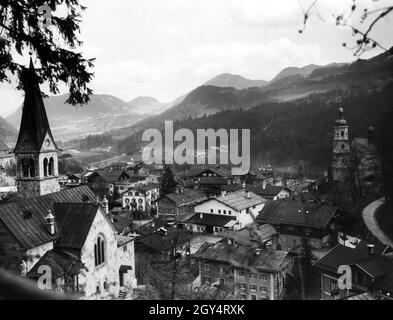 'Vue de Berchtesgaden, du Haut et du Bas Salzberg (en arrière-plan) vue du Soleleitungsweg le 11 mai 1937.La photo est encadrée par les clochers de la Christuskirche protestante (à gauche) et de la Franziskanerkirche catholique (à droite).Un « atelier de réparation de véhicule moteur » se trouve en dessous dans une cour.[traduction automatique]' Banque D'Images