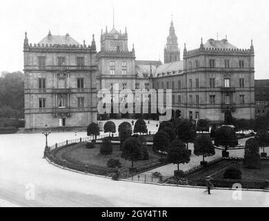 La photo de 1906 montre le palais d'Ehrenburg avec la cour et la place.Au milieu de la cocarde se trouve le monument du duc Ernst I de Saxe-Coburg et Gotha.Sur la droite derrière le château la plus haute des deux tours de l'église de la Morizkirche dépasse.[traduction automatique] Banque D'Images