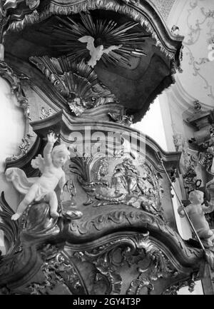 Cette photo, prise le 6 février 1936, montre la chaire baroque dans l'église paroissiale Saint-Pierre et Paul à Oberammergau.[traduction automatique] Banque D'Images