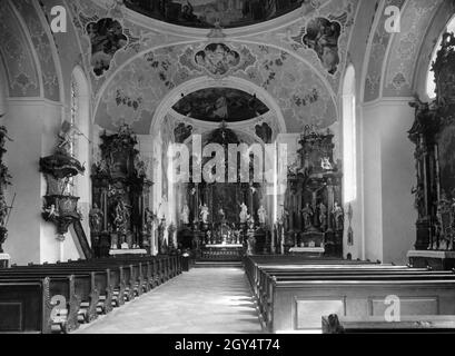 Vue sur l'intérieur baroque de l'église paroissiale Saint-Pierre et Paul à Oberammergau vers 1930, avec le haut autel en face.[traduction automatique] Banque D'Images