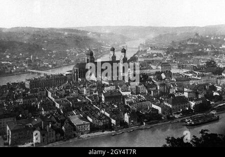 La vue en 1907 de la Veste Oberhaus est de la péninsule entre le Danube (devant) et l'auberge (arrière), sur laquelle se trouve la vieille ville de Passau.Le Marienbrücke jusqu'à l'église Saint-Gertraud (à l'extrême gauche) et le Kaiserin-Elisabeth-Brücke pour la voie ferrée qui traverse l'auberge.Dans la vieille ville se trouve la cathédrale Saint-Stephan (au centre de la photo), à gauche de la résidence du Nouveau Prince évêque.Sur le côté droit de la colline, la cheminée du Löwenbrauerei Passau fume.[traduction automatique] Banque D'Images