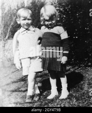 L'actrice américaine Marilyn Monroe (à droite) dans son enfance.[traduction automatique] Banque D'Images