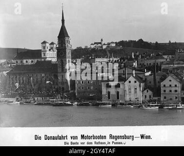 En 1909, une croisière sur le Danube a eu lieu de Ratisbonne à Vienne.Les bateaux à moteur participants ont amarré au quai du Danube à Passau dans cette photo.Les gens se sont rassemblés sur la place de l'hôtel de ville en face de la tour de l'hôtel de ville.En arrière-plan, l'église Saint-Michel (à gauche) et le monastère de Mariahilf sont visibles au-dessus de l'Innstadt.[traduction automatique] Banque D'Images