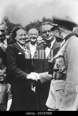 « une fois évacués par le gouvernement français, les alsaciens et les résidents de Lorraine sont maintenant ramenés dans la région occupée par les Allemands.La propagande nazie écrit au dos de la photographie, "en faisant leur avance par Épinal, les troupes allemandes ont également traversé un camp d'internement dans lequel 500 alsaciens avaient été déportés.Naturellement, les Alsatiens ont été immédiatement libérés par les Allemands.''[traduction automatique]' Banque D'Images