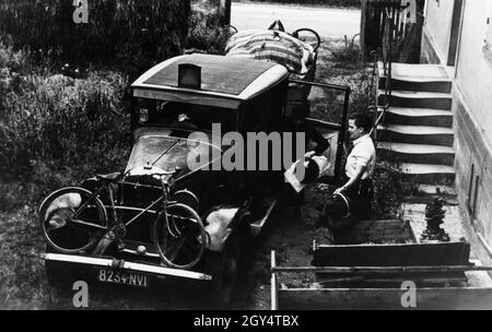 Une fois évacués par le gouvernement français, les alsaciens et les résidents de Lorraine sont maintenant transportés vers la région annexée par les Allemands.Sur la photo : une famille est revenue avec son véhicule dans sa maison à Strasbourg.[traduction automatique] Banque D'Images