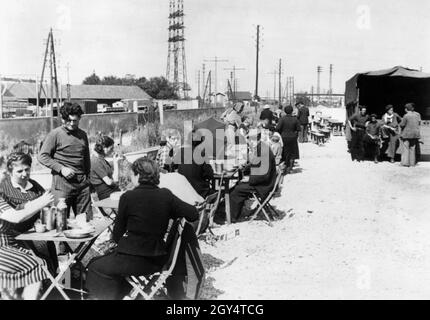 Une fois évacués par le gouvernement français, les alsaciens et les résidents de Lorraine sont maintenant ramenés dans la région occupée par les Allemands.Sur la photo : par l'entremise de la NSV, les réfugiés reçoivent un repas chaud après leur arrivée.[traduction automatique] Banque D'Images