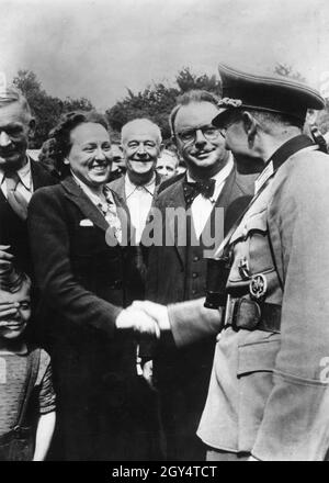 « une fois évacués par le gouvernement français, les alsaciens et les résidents de Lorraine sont maintenant ramenés dans la région occupée par les Allemands.La propagande nazie écrit au dos de la photographie, "en faisant leur avance par Épinal, les troupes allemandes ont également traversé un camp d'internement dans lequel 500 alsaciens avaient été déportés.Naturellement, les Alsatiens ont été immédiatement libérés par les Allemands.''[traduction automatique]' Banque D'Images