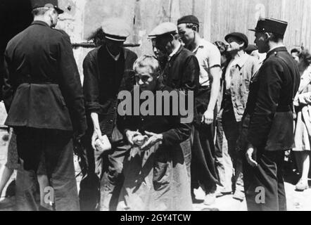 Les réfugiés français sur leur chemin de retour à leur ville d'origine reçoivent une ration de pain d'une journée.[traduction automatique] Banque D'Images