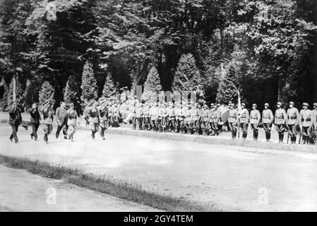 Négociations d'armistice entre la France et l'Allemagne à Compiègne : arrivée de la délégation française.[traduction automatique] Banque D'Images