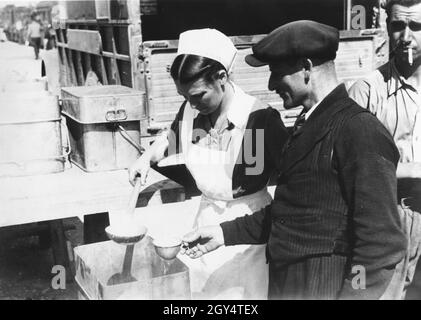 Une fois évacués par le gouvernement français, les alsaciens et les résidents de Lorraine sont maintenant ramenés dans la région occupée par les Allemands.Le NSV fournit aux personnes arrivées des aliments chauds.[traduction automatique] Banque D'Images