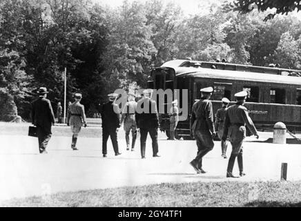 Négociations d'armistice entre la France et l'Allemagne à Compiègne : arrivée de la délégation française.[traduction automatique] Banque D'Images