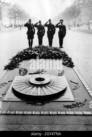 Les soldats de la Wehrmacht allemande saluent à la tombe du Soldat inconnu sous l'Arc de Triomphe à Paris.[traduction automatique] Banque D'Images