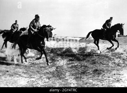 Soldats de la Wehrmacht allemande sur une promenade à cheval sur la côte atlantique de la Bretagne en France occupée.[traduction automatique] Banque D'Images