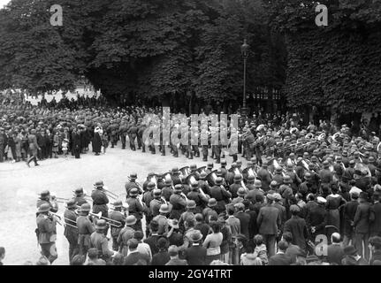 Deuxième Guerre mondiale : concert militaire allemand dans les Tuileries de Paris occupé.[traduction automatique] Banque D'Images