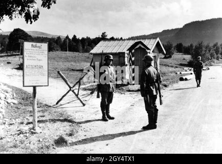 Gardes-frontières allemands à un poste frontière franco-suisse.(photographie non datée) [traduction automatique] Banque D'Images