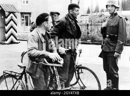 Un garde-frontière allemand contrôle le trafic frontalier à un poste frontière franco-suisse.(photo non datée) [traduction automatique] Banque D'Images