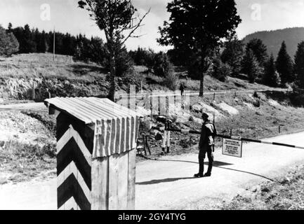 Un garde-frontière allemand assure la garde d'un poste frontalier à la frontière franco-suisse.(photo non datée) [traduction automatique] Banque D'Images