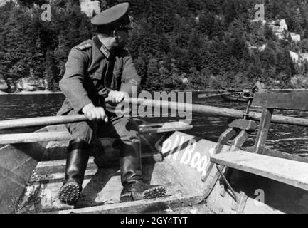 Un garde-frontière allemand patrouille sur l'un des lacs frontaliers de la frontière franco-suisse.(photo non datée) [traduction automatique] Banque D'Images