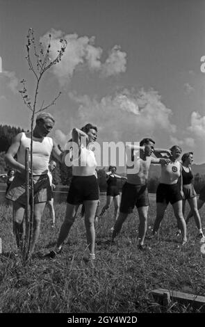 Der KDF Sportkursus BEI der Gymnastik und geselligem Beisammensein im Allgäu, Deutschland 1930er Jahre.Membres du groupe de gymnastique KDF dans la région d'Allgaeu, Allemagne, années 1930. Banque D'Images