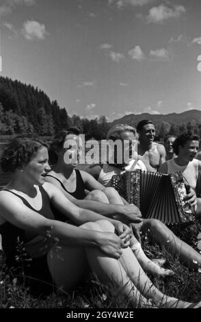 Der KDF Sportkursus BEI der Gymnastik und geselligem Beisammensein im Allgäu, Deutschland 1930er Jahre.Membres du groupe de gymnastique KDF dans la région d'Allgaeu, Allemagne, années 1930. Banque D'Images