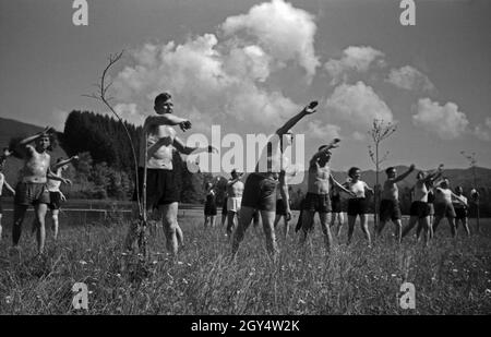 Der KDF Sportkursus BEI der Gymnastik und geselligem Beisammensein im Allgäu, Deutschland 1930er Jahre.Membres du groupe de gymnastique KDF dans la région d'Allgaeu, Allemagne, années 1930. Banque D'Images