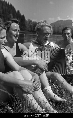 Der KDF Sportkursus BEI der Gymnastik und geselligem Beisammensein im Allgäu, Deutschland 1930er Jahre.Membres du groupe de gymnastique KDF dans la région d'Allgaeu, Allemagne, années 1930. Banque D'Images