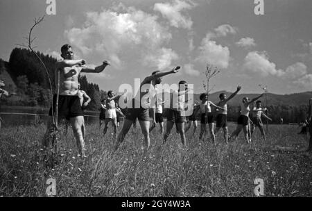 Der KDF Sportkursus BEI der Gymnastik und geselligem Beisammensein im Allgäu, Deutschland 1930er Jahre.Membres du groupe de gymnastique KDF dans la région d'Allgaeu, Allemagne, années 1930. Banque D'Images