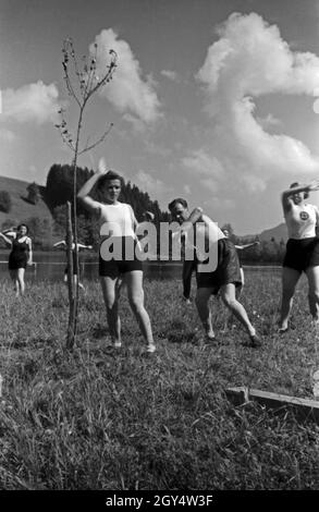 Der KDF Sportkursus BEI der Gymnastik und geselligem Beisammensein im Allgäu, Deutschland 1930er Jahre.Membres du groupe de gymnastique KDF dans la région d'Allgaeu, Allemagne, années 1930. Banque D'Images