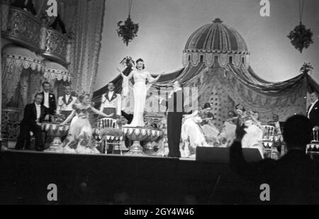 Die Operette 'elodie der Nacht' im Berliner Metropol Theatre unter der Direktion Heinz Hentschke, Deutschland 1930er Jahre. Banque D'Images