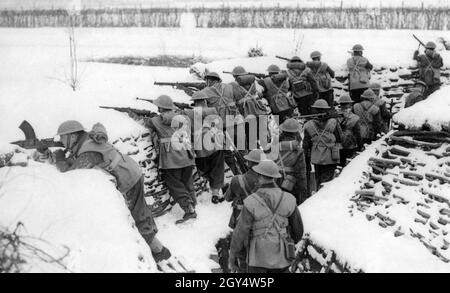 Les soldats du Royal Warwickshire Regiment se tiennent debout avec des armes battues dans une tranchée en France.[traduction automatique] Banque D'Images