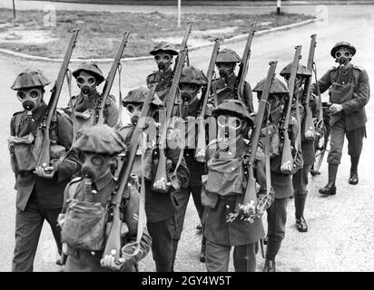 Les troupes britanniques portant des respirateurs lors d'un exercice d'entraînement en préparation à la guerre.[traduction automatique] Banque D'Images