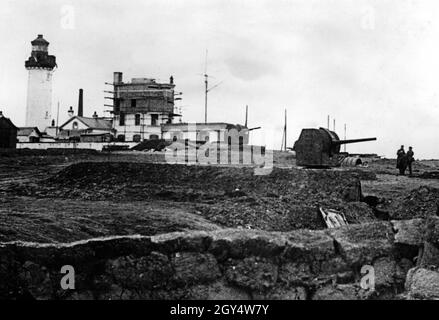 Les troupes allemandes se préparent sur la côte de la Manche à l'été et à l'automne 1940 pour l'opération Sea Lion, une invasion prévue de la Grande-Bretagne par la mer qui n'a jamais été effectuée: Des canons antiaériens au Cap gris-nez, occupés par des troupes allemandes, dans le nord de la France, à 38 km de la côte anglaise.[traduction automatique] Banque D'Images