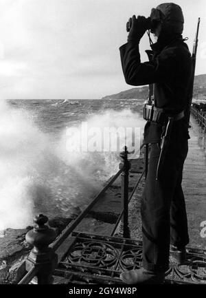 Les troupes allemandes se préparent sur la côte de la Manche à l'été et à l'automne 1940 pour l'opération Sea Lion, une invasion prévue de la Grande-Bretagne par la mer qui n'a jamais été effectuée : un soldat allemand se tient à son poste et regarde la côte sud anglaise.[traduction automatique] Banque D'Images