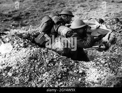 Les troupes britanniques se préparent en Grande-Bretagne à une possible invasion allemande de l'Angleterre dans le cadre de l'opération Sea Lion : soldats britanniques lors d'un exercice d'entraînement.[traduction automatique] Banque D'Images