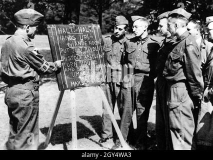 Les troupes britanniques se préparent en Grande-Bretagne à une possible invasion allemande de l'Angleterre dans le cadre de l'opération Sea Lion : les soldats apprennent l'allemand.[traduction automatique] Banque D'Images