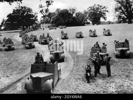 Les troupes britanniques se préparent en Grande-Bretagne à une possible invasion allemande de l'Angleterre dans le cadre de l'opération Sea Lion : manœuvres d'exercice des troupes britanniques avec des voitures blindées.[traduction automatique] Banque D'Images