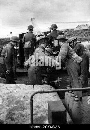 Les troupes britanniques se préparent en Grande-Bretagne à une possible invasion allemande de l'Angleterre dans le cadre de l'opération Sea Lion : des soldats britanniques lors d'une manœuvre d'entraînement à une arme anti-aérienne sur la côte de la Manche.[traduction automatique] Banque D'Images