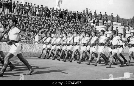 En septembre 1936, 450 jeunes Hitler se sont rendus en Italie.Le 22 septembre, ils ont visité le Foro Mussolini (aujourd'hui Foro Italico) à Rome.Dans le Marble Stadium, ils ont assisté à une parade de jeunes fascistes italiens de l'Opéra Nazionale Balilla, qui ont fièrement montré leur marche à suivre.Les jeunes Balilla ont porté des carabines et des sacs à cartouches sur leur ceinture.[traduction automatique] Banque D'Images