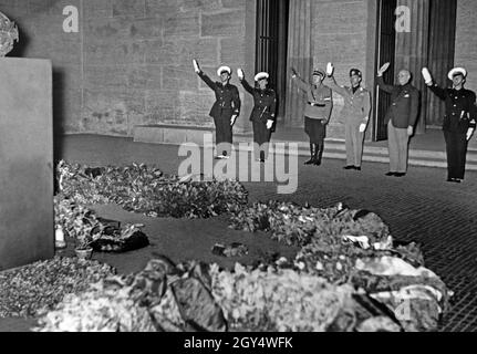 Le dimanche 13 juin 1937, 1200 membres de l'Opéra Nazionale Balilla sont arrivés à la gare Anhalter Bahnhof de Berlin.Immédiatement après leur arrivée, ils ont déposé des couronnes au mémorial (aujourd'hui Neue Wache) Unter den Linden.La photo montre (de gauche à droite): Officiers de l'ONB, chef d'état-major HJ Hartmann Lauterbacher (3e de gauche), chef de jeunesse italien de l'ONB Renato Ricci ainsi que l'ambassadeur italien à Berlin Bernardo Attolico au mémorial après la pose de la couronne.Les jeunes fascistes italiens ont ensuite passé huit jours dans un camp de jeunes du Grunewald près de Berlin.[traduction automatique] Banque D'Images