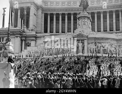 'Pour célébrer la ''victoire fasciste'' (après la marche sur Rome en 1922), la célébration annuelle de celle-ci a eu lieu à Rome le 4 novembre 1931.Le 4 novembre avait également été la fête nationale des forces armées et, en 1921, le jour d'inauguration du mémorial de la « tombe du soldat inconnu » au Vittoriano (en arrière-plan).Sur les pas du Vittoriano chanta de nombreux chorales composées d'élèves des écoles de Rome.[traduction automatique]' Banque D'Images