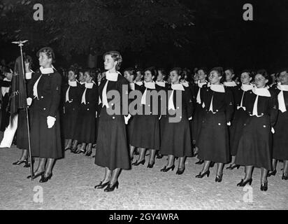 'Le dimanche 13 juin 1937, 1200 membres de l'Opéra Nazionale Balilla sont arrivés à la gare Anhalter Bahnhof de Berlin.Parmi eux figuraient également des étudiantes appartenant à la sous-organisation fasciste de la ''Giovani Fasciste''.La photo montre les jeunes femmes le soir de leur arrivée lors de la pose d'une couronne au mémorial (aujourd'hui Neue Wache) Unter den Linden à Berlin-Mitte.[traduction automatique]' Banque D'Images