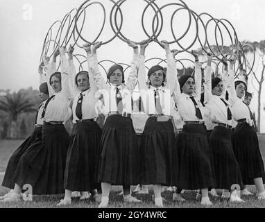 'Les filles appartenant à la ''Giovani Italiane'' de l'organisation de jeunesse fasciste Opera Nazionale Balilla pratiquent une chorégraphie au Foro Mussolini (aujourd'hui Foro Italico) à Rome en 1936.[traduction automatique]' Banque D'Images