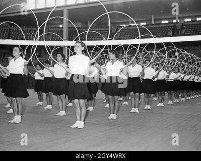 'Le dimanche 13 juin 1937, 1200 membres de l'Opéra Nazionale Balilla sont arrivés à la gare Anhalter Bahnhof de Berlin.Parmi eux se trouvait également une section de filles de la ''Giovani Italiane''.La photo montre les filles italiennes dans le Deutschlandhalle à Berlin-Westend lors de la répétition de robe le 15 juin avant la ''grande représentation de spectacle'' qui a eu lieu le 16 juin.[traduction automatique]' Banque D'Images