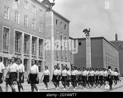 'Le dimanche 13 juin 1937, 1200 membres de l'Opéra Nazionale Balilla sont arrivés à la gare Anhalter Bahnhof de Berlin.Parmi eux, il y avait un détachement de filles de ''Giovani Italiane'', qui ont été logées sur le Reichsportfeld.La photo montre les filles italiennes sur leur chemin de l'Adlerplatz aux sports tôt le matin sur le terrain olympique.Le Forum sportif allemand est en arrière-plan.[traduction automatique]' Banque D'Images