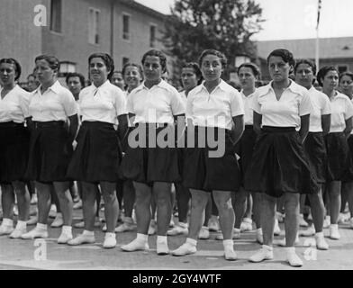 'Le dimanche 13 juin 1937, 1200 membres de l'Opéra Nazionale Balilla sont arrivés à la gare Anhalter Bahnhof de Berlin.Parmi eux, il y avait un détachement de filles de ''Giovani Italiane'', qui étaient hébergées sur le Reichsportfeld.La photo montre les filles italiennes dans la cour de la Friesenhaus pendant l'appel du matin avant le sport tôt le matin.[traduction automatique]' Banque D'Images