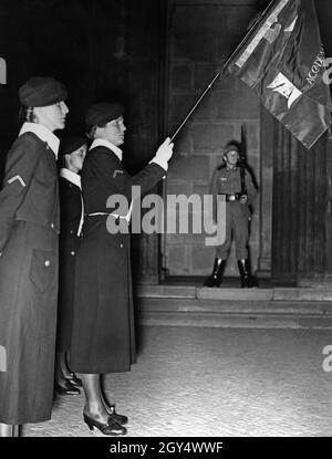 'Le dimanche 13 juin 1937, 1200 membres de l'Opéra Nazionale Balilla sont arrivés à la gare Anhalter Bahnhof de Berlin.Parmi eux figuraient des étudiantes appartenant à la sous-organisation fasciste de la ''Giovani Fasciste''.La photo montre deux des jeunes femmes et le commandant de compagnie (avec drapeau dans sa main) le soir de leur arrivée lors de la pose d'une couronne au mémorial (aujourd'hui Neue Wache) Unter den Linden à Berlin-Mitte.En arrière-plan se trouve un soldat de garde allemand.[traduction automatique]' Banque D'Images